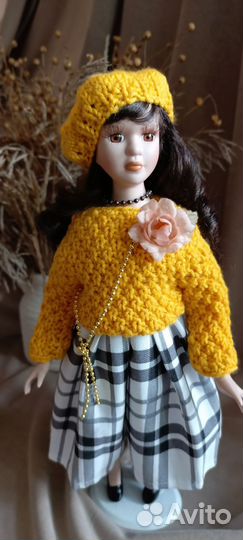 Кукла фарфоровая