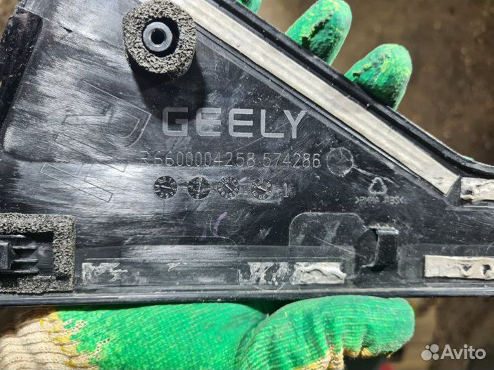 Молдинг двери задний правый Geely Coolray SX11