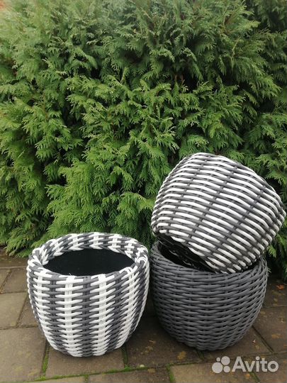 Кашпо из искусственного ротанга