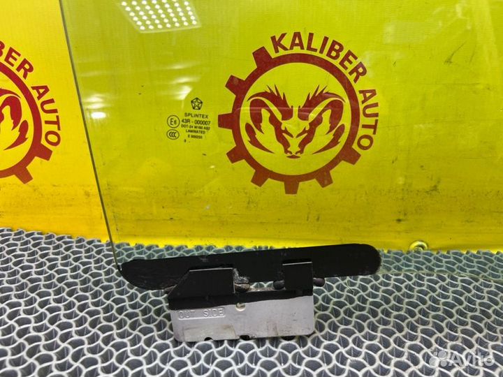 Стекло двери переднее правое Jeep Grand Cherokee 3