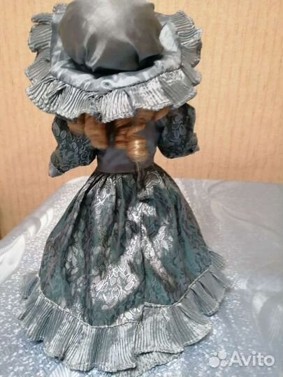 Кукла фарфоровая