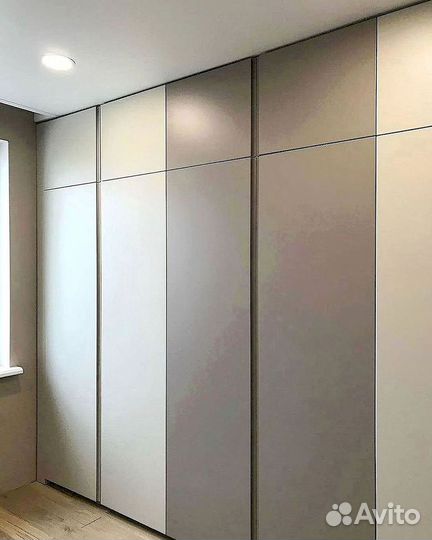 Шкаф распашной для квартиры