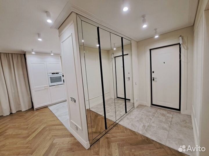 Зеркальный распашной шкаф