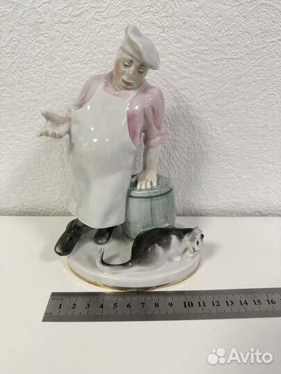 Фарфоровая статуэтка повар с кошкой