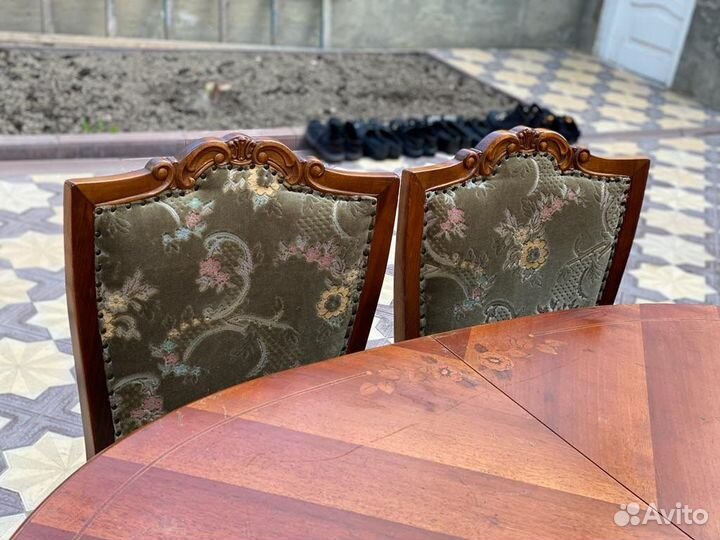 Стол и стулья