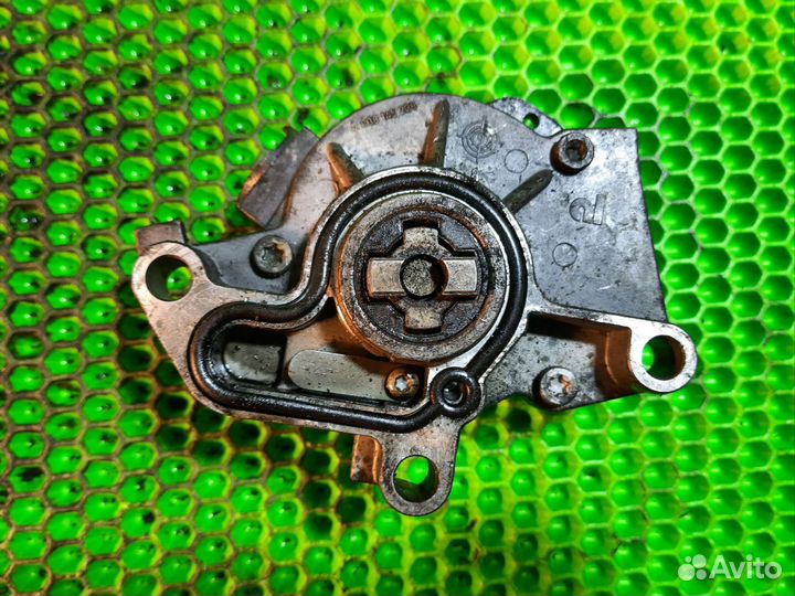 Насос вакуумный Skoda Octavia A4