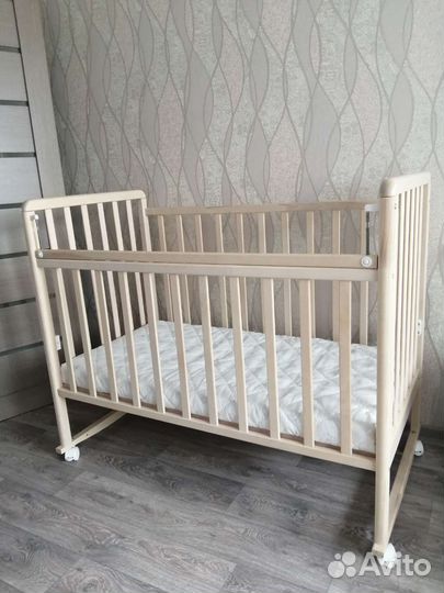 Детская кроватка с маятником