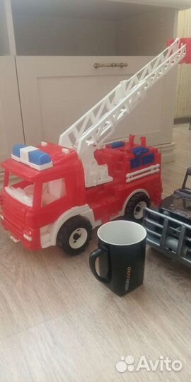 Большая пожарная машина и УАЗ