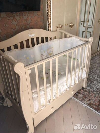 Кровать с полным комплектом постельного белья