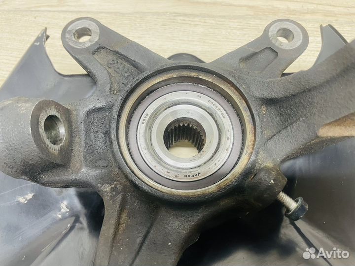 Кулак передний правый Honda Civic 4D 1.8