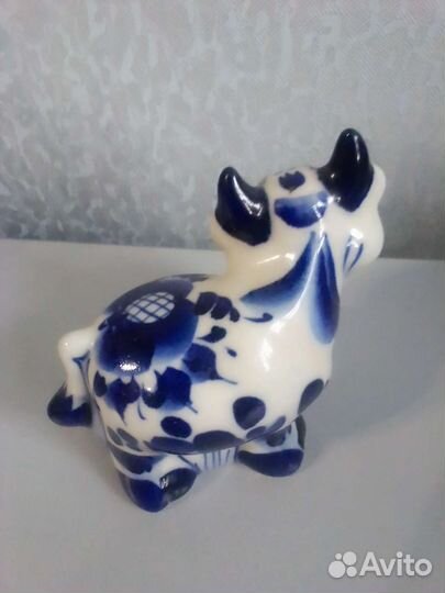Фарфоровая статуэтка корова
