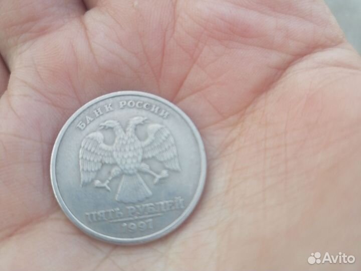 Монеты 5 руб и ценностью 300.000 руб