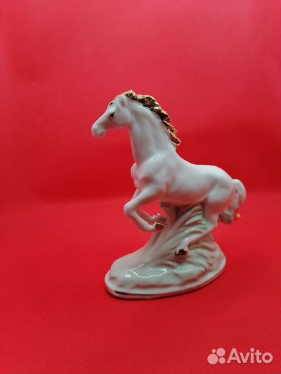 Фарфоровый конь