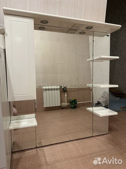 Зеркало навесное со встроенной розеткой