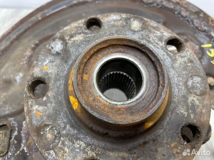 Кулак поворотный передний левый Volkswagen Passat