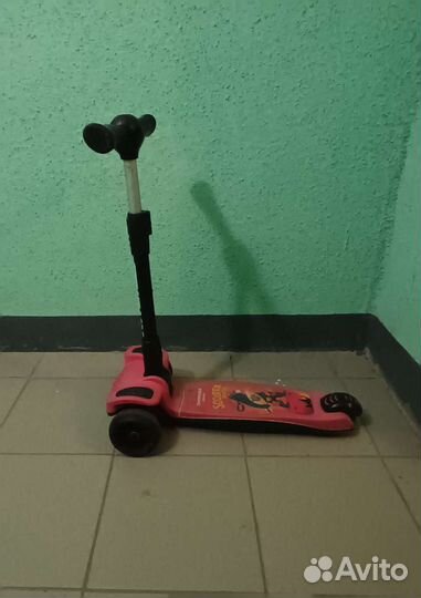 Самокат трёхколёсный