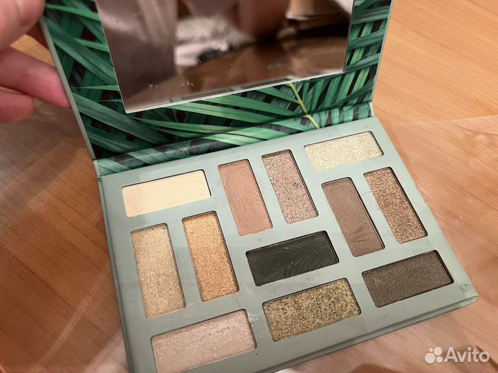 Палетка теней essence
