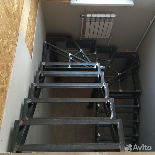 Лестница на металлическом каркасе