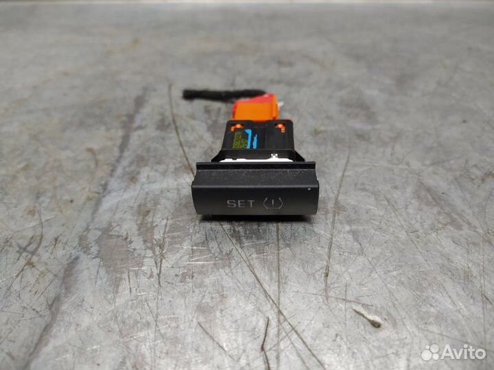 Кнопка системы контроля давления в шинах Skoda