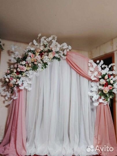Арка из ткани с букетами
