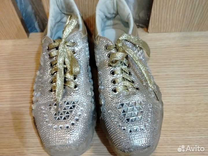 Кроссовки женские