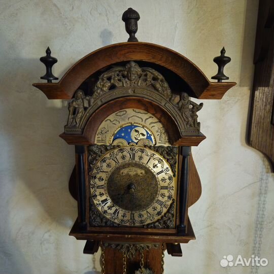 Старинные, настенные, маятниковые часы.Голландия