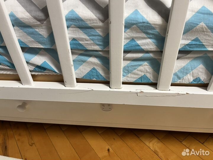 Детская кроватка с маятником