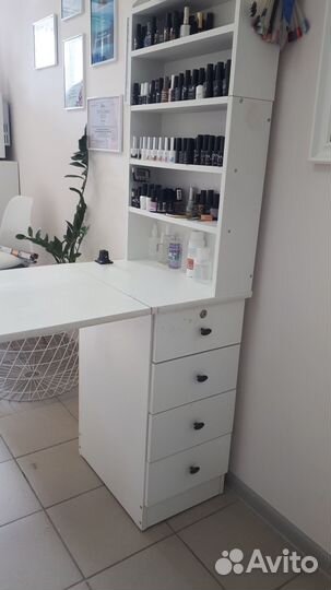 Продам маникюрный стол с полками