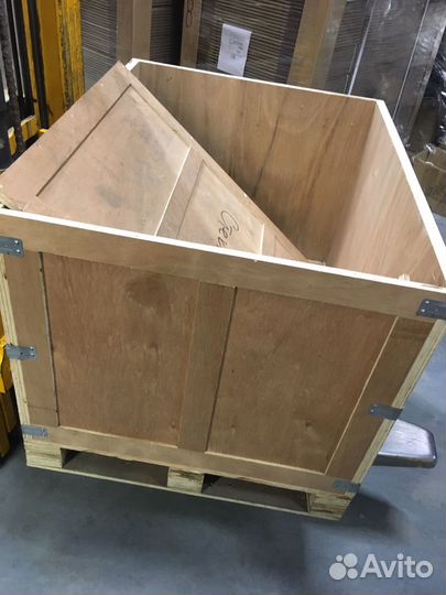Деревянный ящик и фанеры