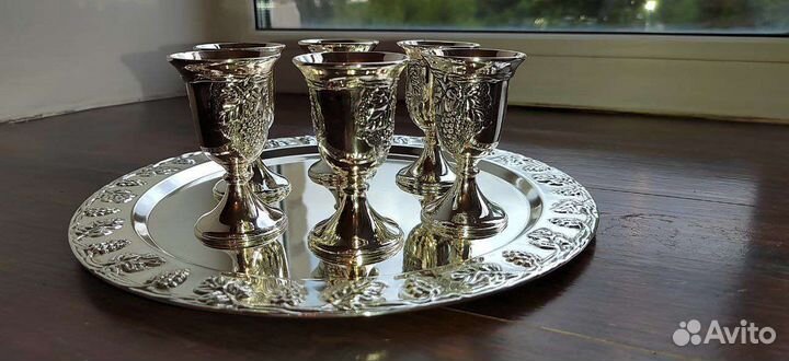 Набор рюмок на подносе
