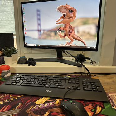 Игровой компьютер с монитором и клавиатурой