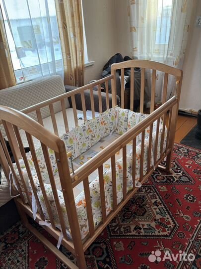 Детская кроватка с маятником