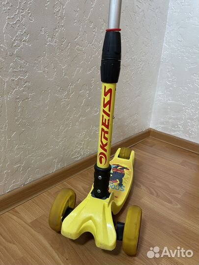 Самокат трехколесный