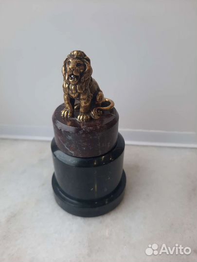 Фигурки знаков зодиака на камне