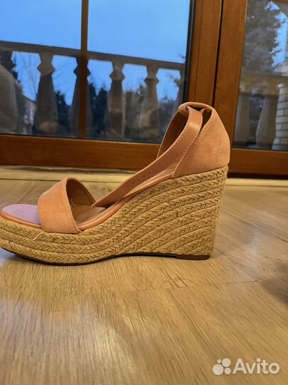 Босоножки летние на танкетке