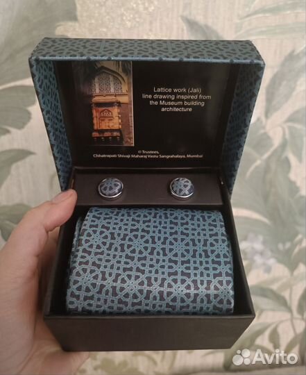 Галстук и запонки в подарочной коробке новые