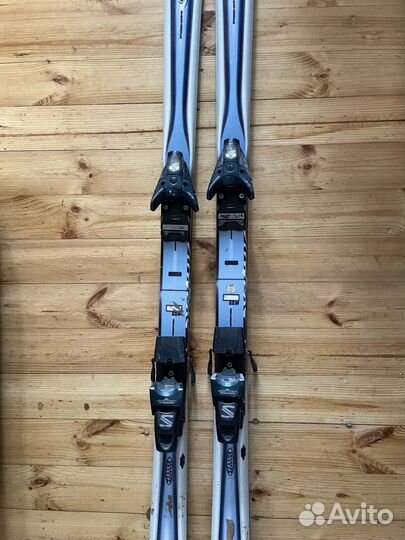 Две пары горных лыж