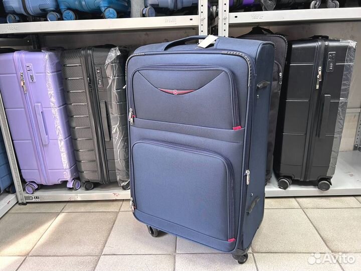 Чемодан маленький на колесах