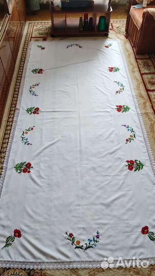 Праздничная скатерть, вышитая гладью