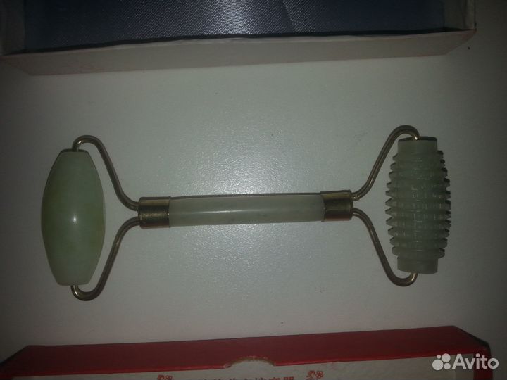 Нефритовый роликовый массажёр для лица и тела