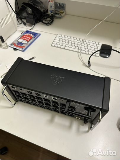 Продам цифровой микшерный пульт Behringer XR18