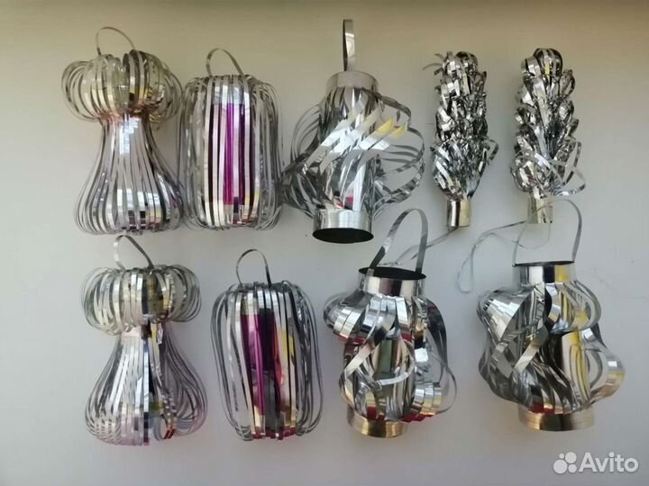 Ёлочные игрушки, флажки, конфетти