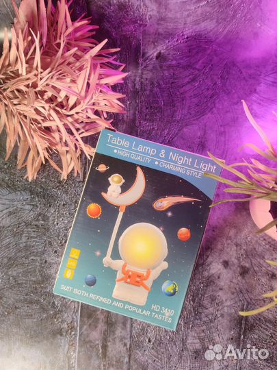 Светильник-часы космонавт