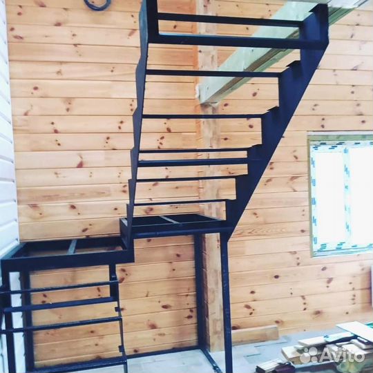 Лестница на металлокаркасе надёжная