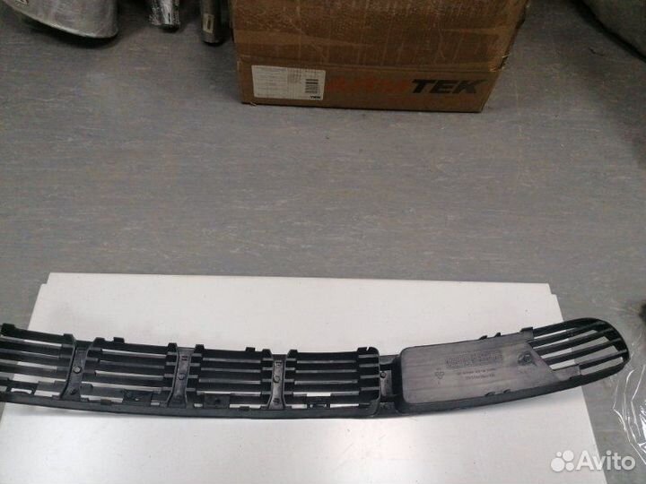 Решетка бампера левая Passat B5