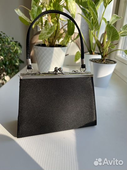 Черный клатч-сумочка на цепочке