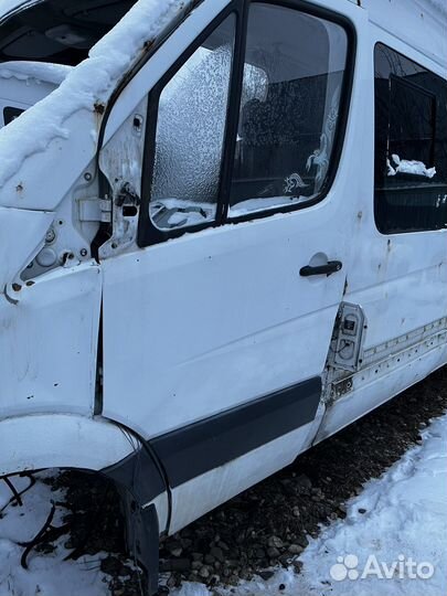 Дверь передняя левая Mercedes Sprinter w906