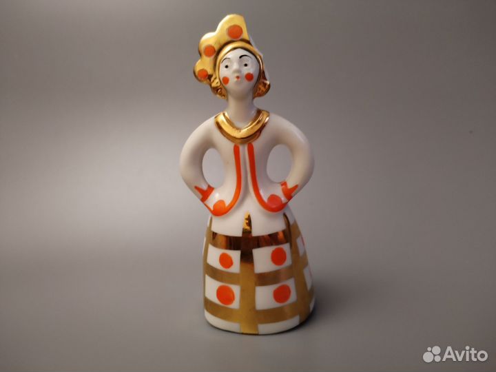 Фарфоровая статуэтка Девушка в кокошнике