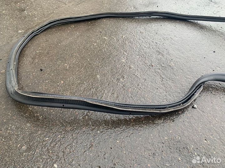 Уплотнитель проема багажника Golf 5 Plus