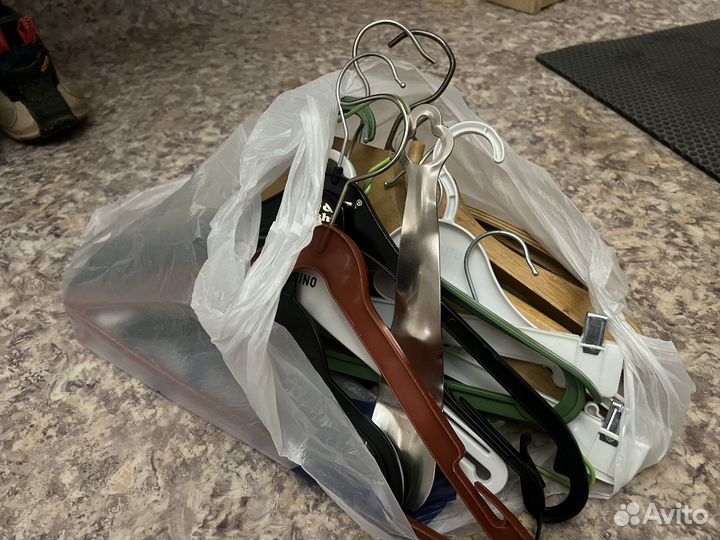 15 разных старых вешалок и одна кривая ложка